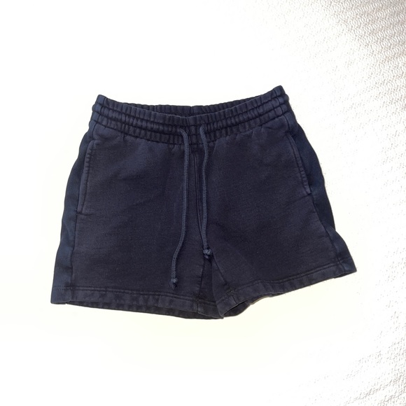 Aritzia Tna Boyfriend 5” cozy fleece sweat shorts - Picture 3 of 9